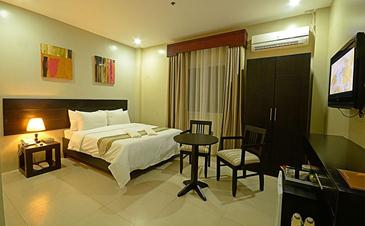 holiday suites palawan_deluxe room