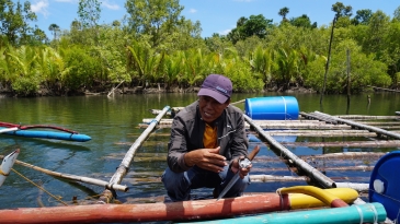 cambuhat river tour_oyster farmer