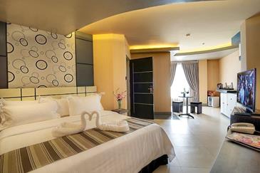 eloisa royal suites_suite room