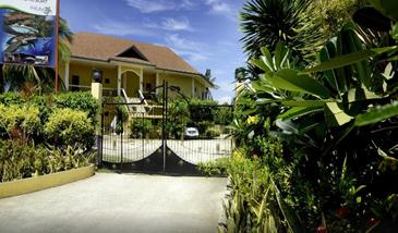 turtle bay dive resort moalboal_entrance