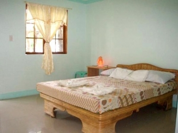 whites and greens resort_room