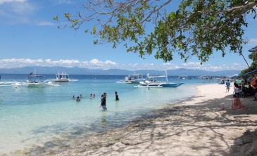 moalboal white beach bas daku
