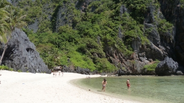 beach beside secret lagoon el nido