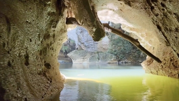kayak en route to sohoton natural bridge