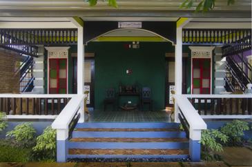 purple fountain inn_standard with porch