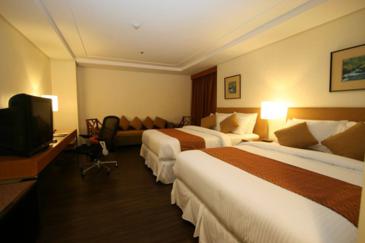 crown regency makati_corner suite