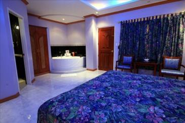 pacific breeze hotel_premiere jacuzzi