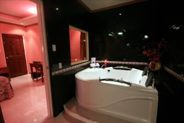 pacific breeze hotel_grand jacuzzi