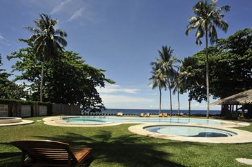 bakasyunan resort_swimming pool overlooking