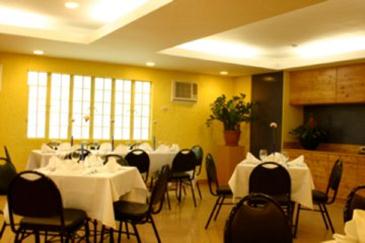 nichols airport hotel_function room